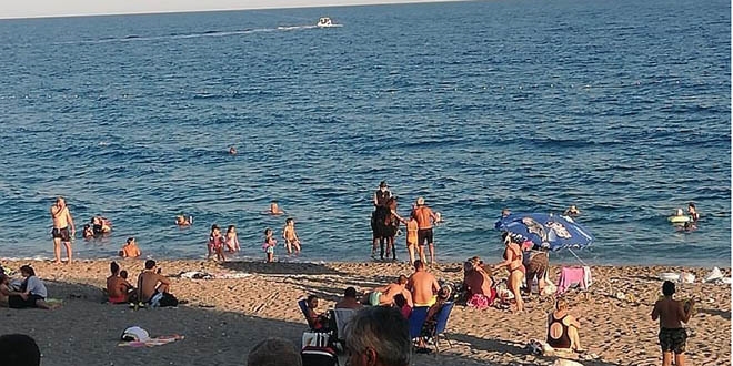 Atn denize sren kovboy, tatilcileri akna evirdi