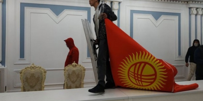 Kırgızistan'da göstericiler, Cumhurbaşkanlığı Sarayını işgal etti