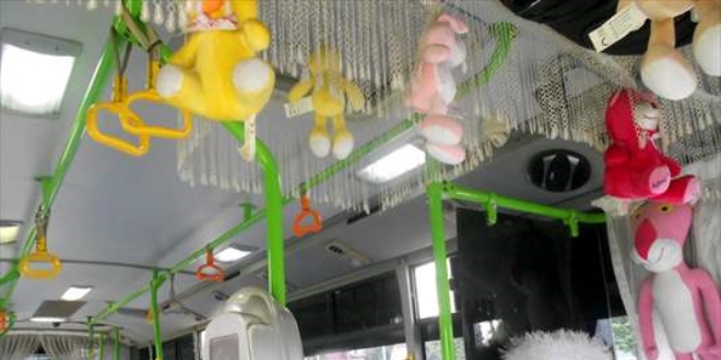 Adana'da oyuncak ve süslemelerle donatılan otobüs trafikten men edildi