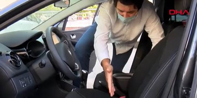 Sıfır otomobilin koltuğunu silerken bir anda acı içinde kaldı