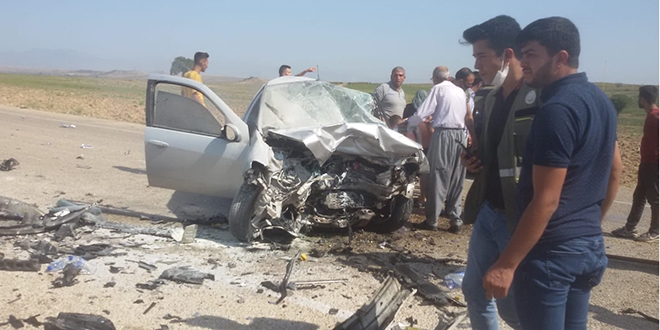 İki otomobil kafa kafaya çarpıştı: 3 ölü