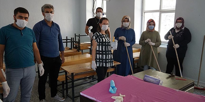 Bir yandan ders anlatıp bir yandan okullarını boyadılar