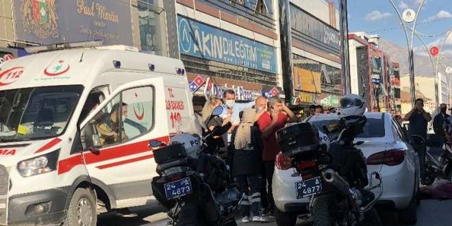Annesine otomobille çarpan sürücüyü tekme tokat darp etti