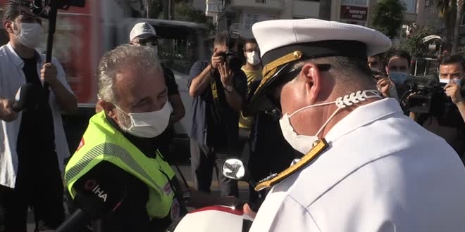 Polisten ceza bekleyen motosiklet sürücülerine 'kask sürprizi'