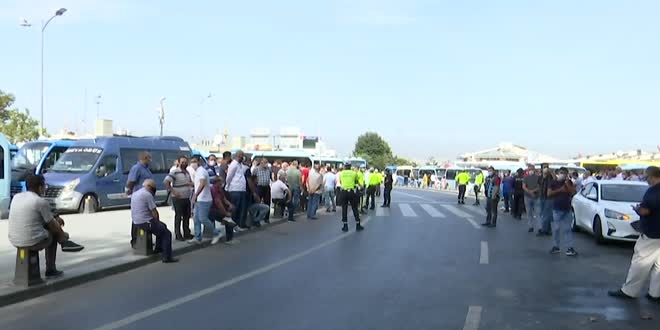 Minibüsçüler, mağdur oldukları gerekçesiyle eylem yaptı