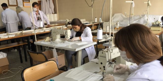 Meslek liseliler, maske üretimine devam ediyor
