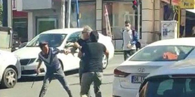 Ankara'da trafikte sopalı kavga... İşte o görüntüler