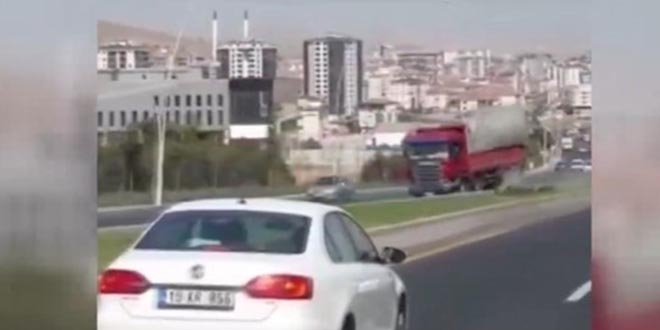 Freni boşalan kamyon trafikte 2 kilometre geri gitti