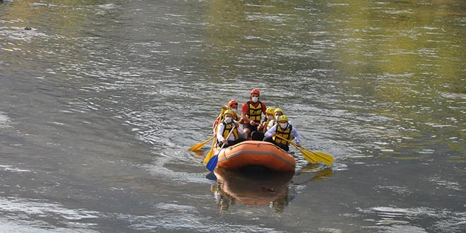 Bakan Soylu rafting botunda kürek çekti