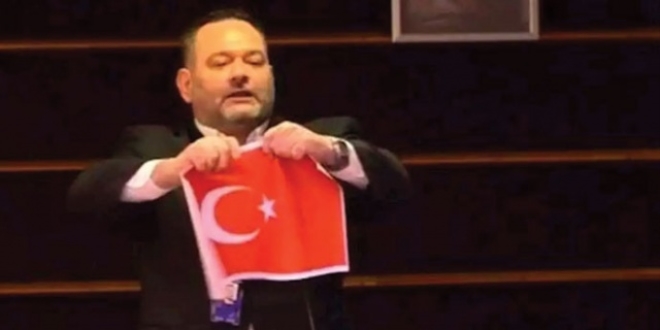 Türk bayrağını yırtan ırkçı vekil Yiannis Lagos tutuklandı