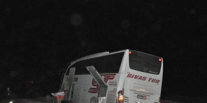 Yozgat'ta yolcu otobüsü devrildi: 10 yaralı