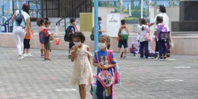 Bilim Kurulu Üyesi: Okullarda düzensiz kalabalıklar engellenmeli