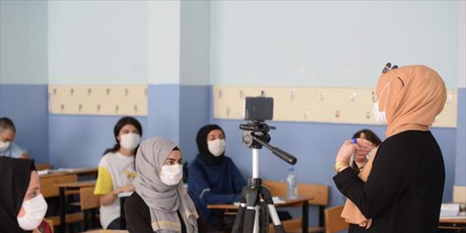 Öğretmenler, uzaktan eğitim derslerini sınıflarında işliyor