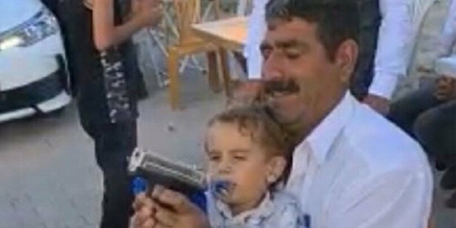 Düğünde 2 yaşındaki torununa ateş ettiren dede serbest