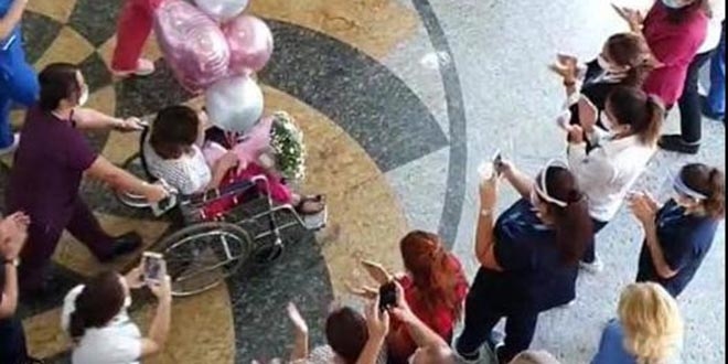Koronavirüsü yenen hemşire, alkışlarla taburcu oldu