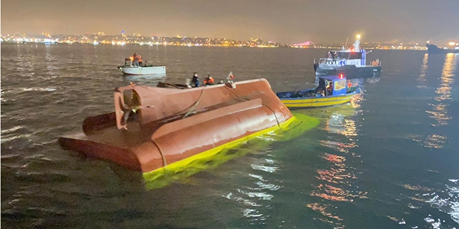 13 kişinin olduğu balıkçı teknesi alabora oldu: 2 ölü