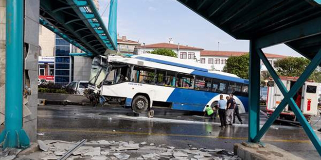 Başkentte belediye otobüsü yaya geçidine çarptı: 12 yaralı