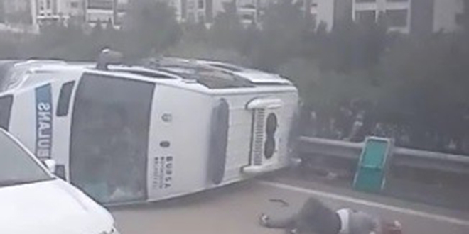 Bursa'da sis faciası...Ambulans takla attı: 5 yaralı
