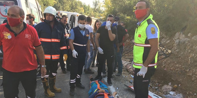 Tarım işçilerini taşıyan midibüs devrildi: 2 ölü, 33 yaralı