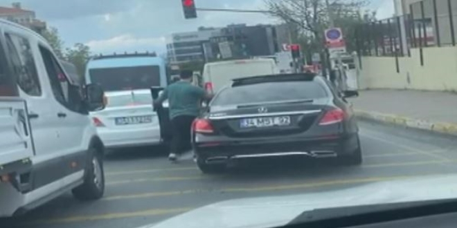 Trafikte silah teşhir eden şüpheli yakalandı