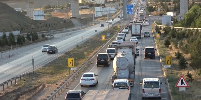 Yüz yüze eğitim öncesinde, 43 ilin geçiş noktasında trafik yoğunluğu