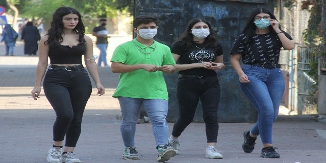 Maskeyi koluna takan kız öğrenci polisten kaçtı