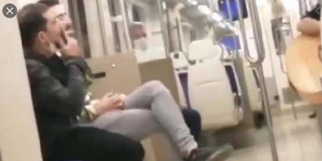 Toplu taşımada sigara içip şarkı söylediler