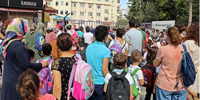 Okul önünde velilerin 'yüz yüze eğitim' yoğunluğu