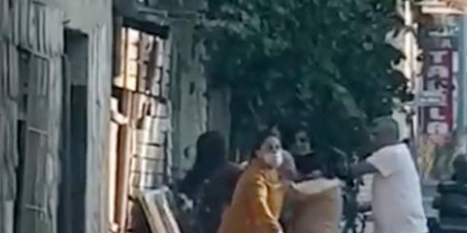 Antalya'da dehşet anları! Aralarına aldıkları kadını darp ettiler...