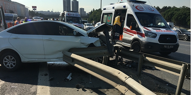 Sivil polis aracı bariyerlere saplandı: 2'si polis 5 yaralı