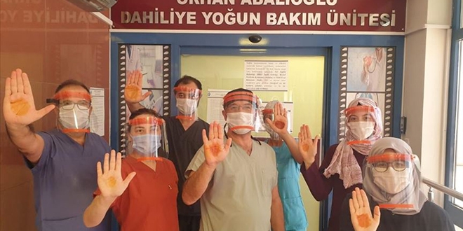 'Kınalı elleriyle' Kovid-19 ile mücadele ediyorlar