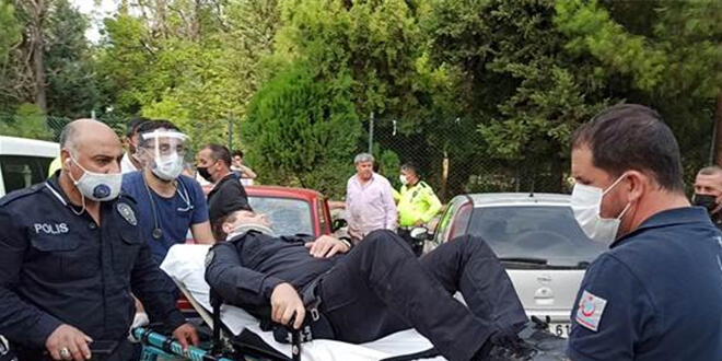 Evrak dağıtan polis memuru kazada yaralandı