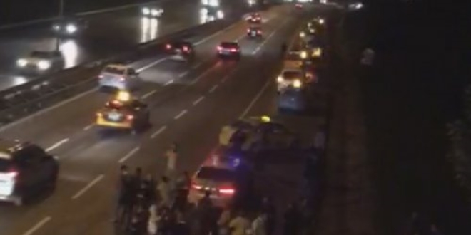Taksiciler arasındaki meydan kavgası kamerada