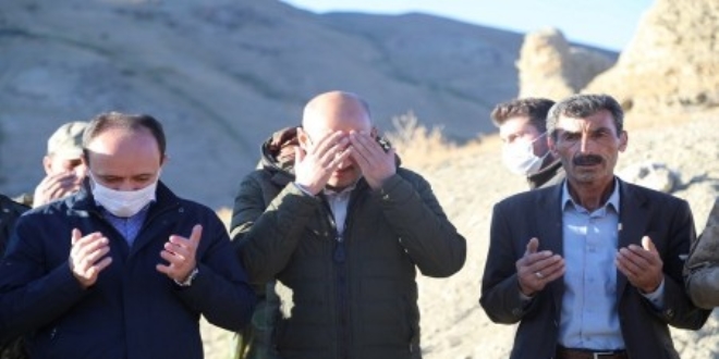 Kardeşinin şehit düştüğü mevziyi ziyaret eden kaymakam duygulandı