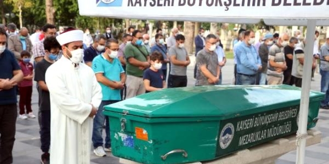 Kazada vefat eden sağlık çalışanı toprağa verildi