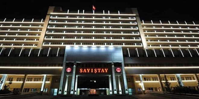 İki üniversitede 844 eser kayıp, Türk bayraklı halıyı böcekler yedi