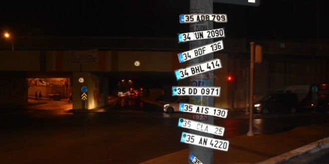 İzmir'i sağanak vurdu! Düşen plakaların asıldığı direk, 'dilek ağacı'nı andırdı