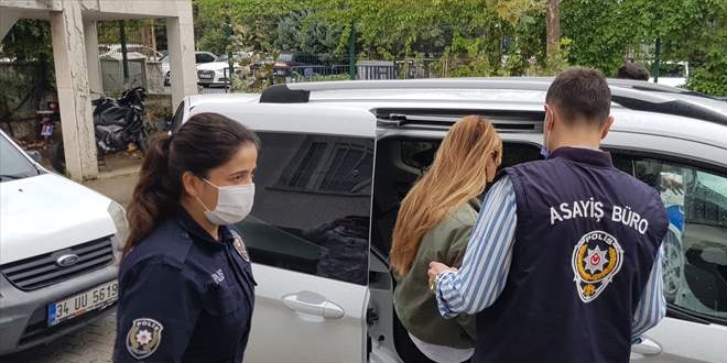 Çakarlı minibüsteki dolandırıcılar trafik polislerine yakalandı