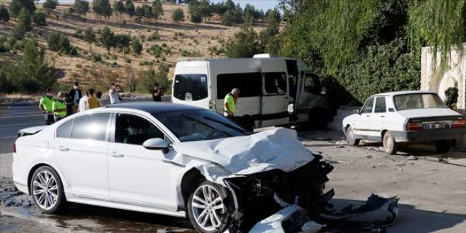 Şanlıurfa'da işçi servisi ile otomobil çarpıştı: 15 yaralı