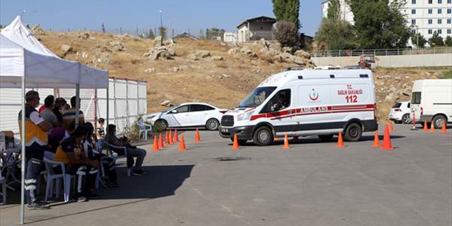 Salklar ambulans ofr olmak iin zorlu parkurlarda ter dkt