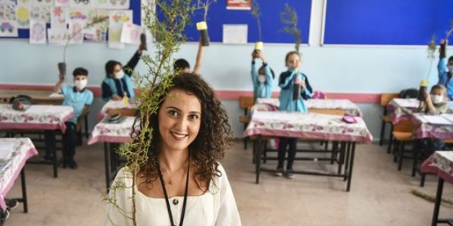 Zerrin öğretmen öğrencilerine yeşil sevgisini aşılıyor