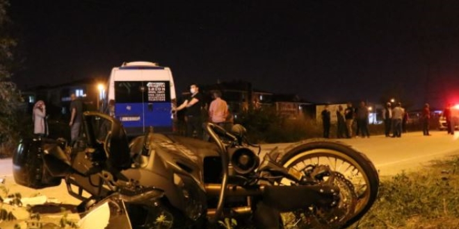 Minibüsle çarpışan motosikletteki 2 Yunus polisi yaralandı