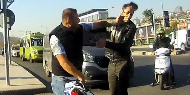 Trafik magandası, önünü kestiği motosikletliyi tokatladı