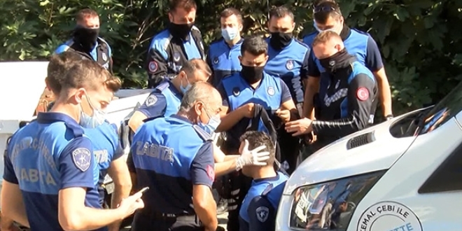 Zabıtaya, sopa ve çekiçle saldırdılar