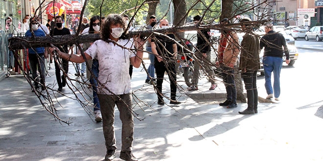 Profesr orman yangnlarna dikkat ekmek iin sokakta byle gezdi