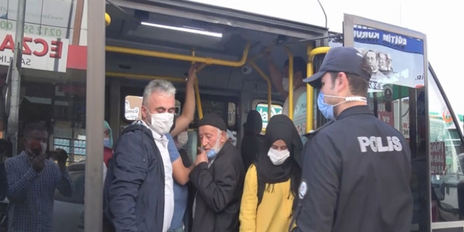 Ayakta yolcu taşıyan dolmuş sürücüsü kaymakama yakalandı