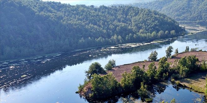 Çukurova'nın 'can suyu' kartpostallık manzaralar sunuyor