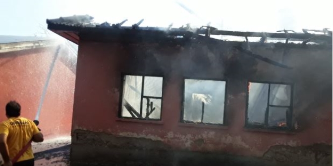 Adana'da bir ilkokulun deposunda kan yangn sndrld