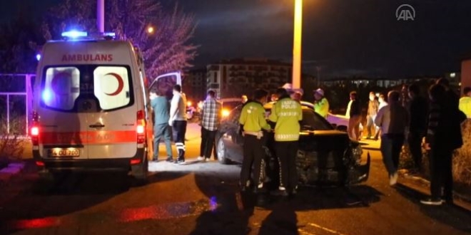 Polis aracıyla otomobilin çarpıştığı kazada 2 polis yaralandı