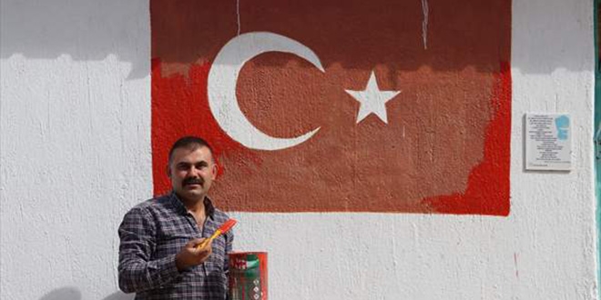 Bayrak aşığı muhtar 120 evin duvarına ay yıldız resmetti